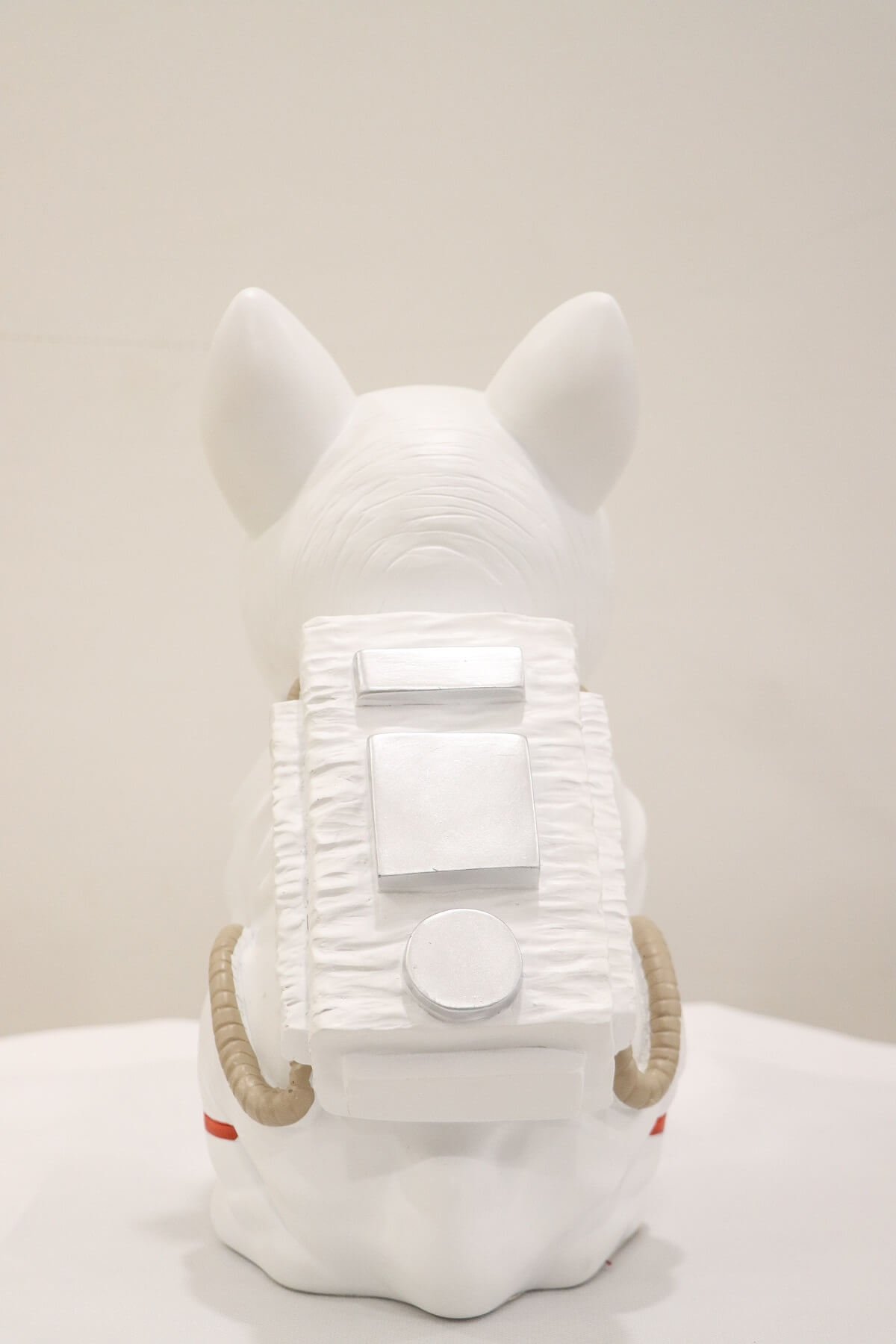 Astronaut Bulldog Decorative Showpiece – Space Dog Resin Statue (White) - Image 3