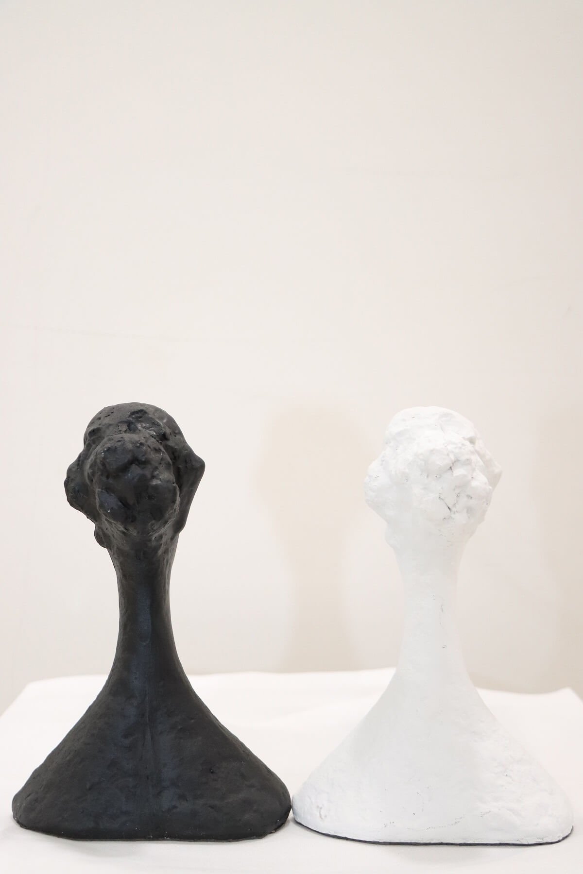 Abstract Textured Face Sculpture – Black & White Modern Art Bust Showpiece (Set of 2) - Image 3