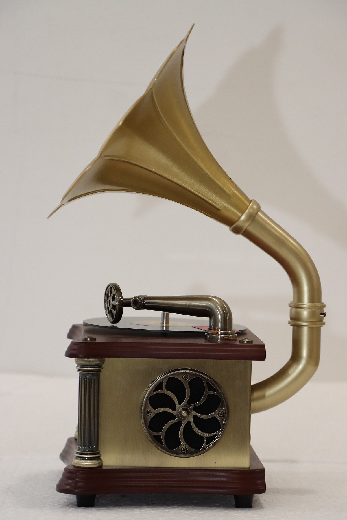 Vintage Gramophone Style Bluetooth Speaker - Image 3