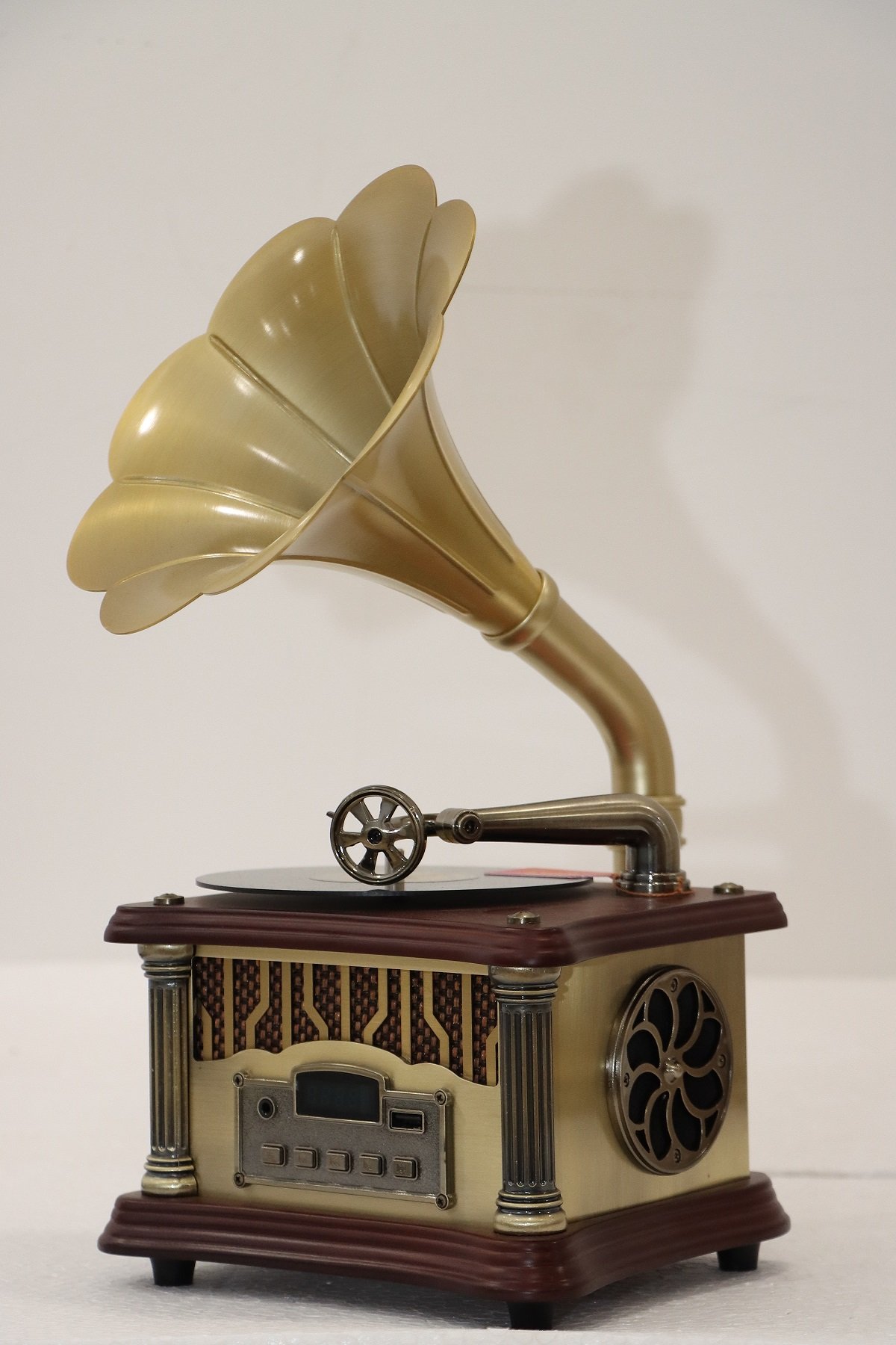 Vintage Gramophone Style Bluetooth Speaker - Image 4